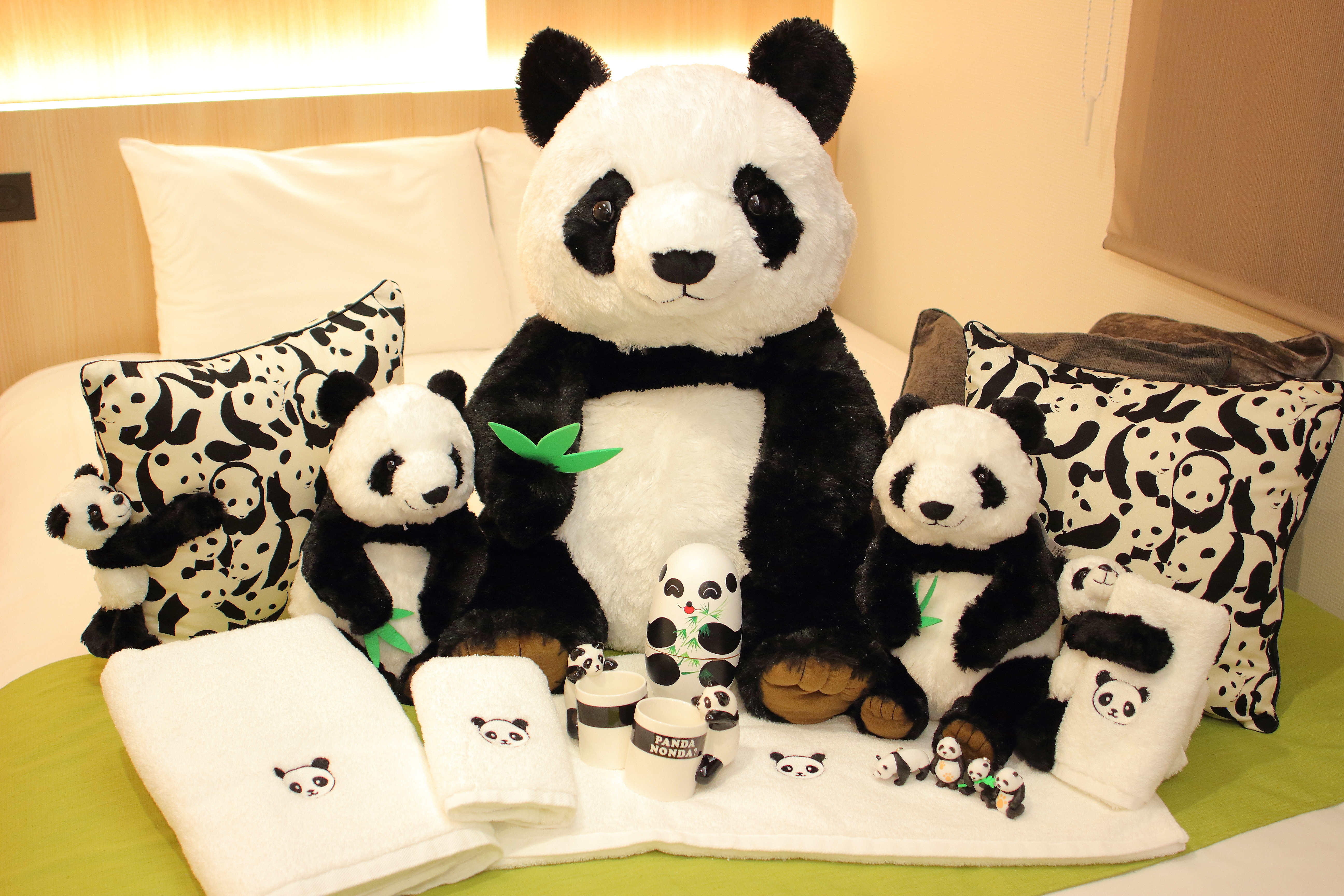 創意的なパンダの家の装飾品は近代的な簡約のリビングルームに陳列され