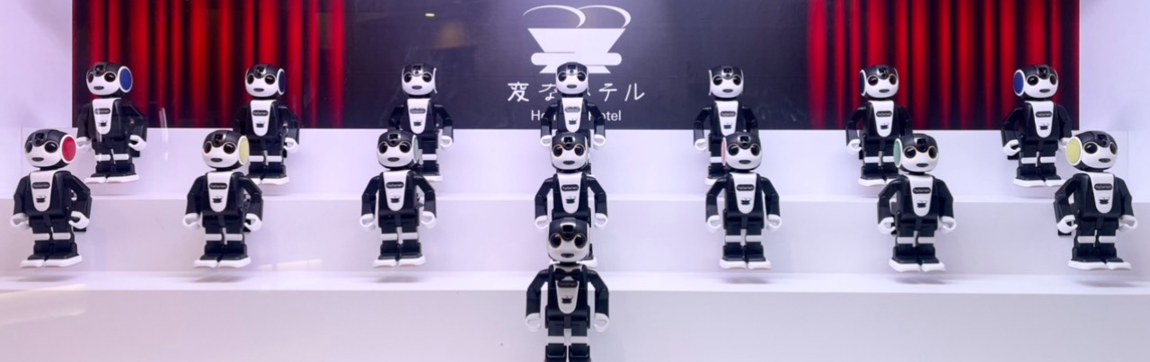15人の人型ロボット「ロボホン」