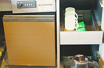 保險箱、冰箱、電熱水壺 