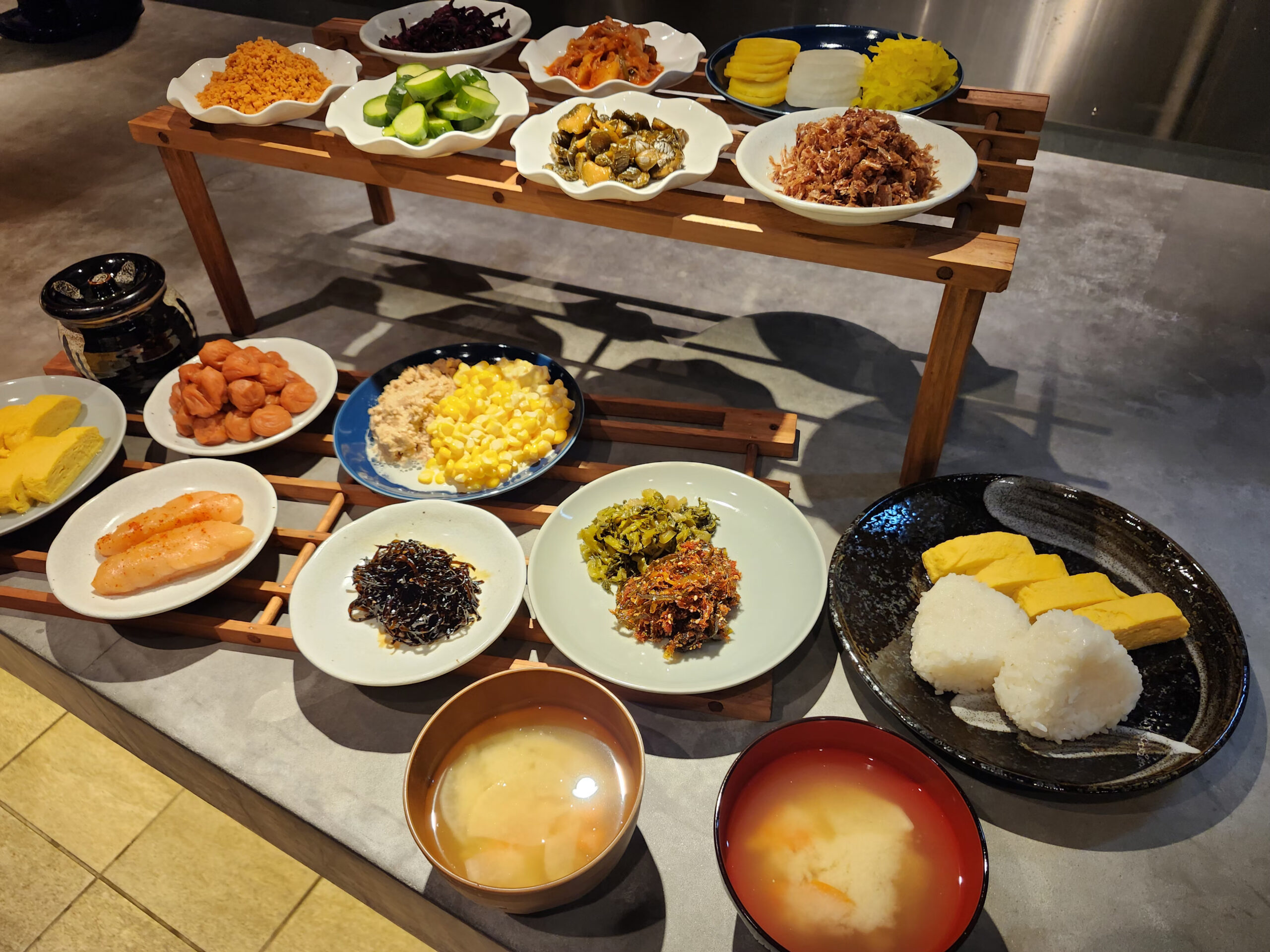 【ラウンジ】 朝食新メニュー、おにぎり・味噌汁の無料提供開始