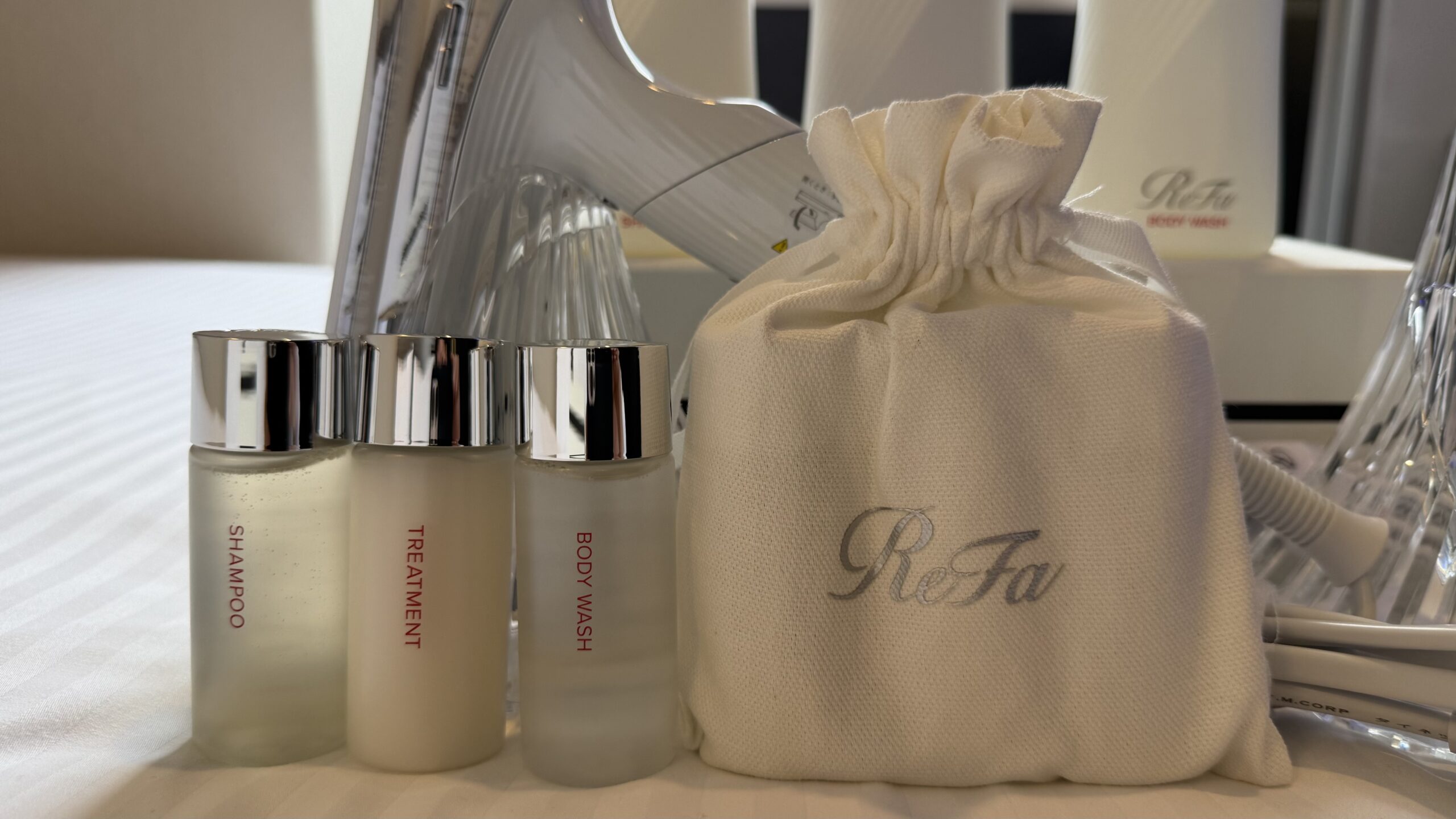 変なホテル x【ReFa】ルーム増室記念　ReFaビューテックシリーズミニボトルセットポーチ50mL付　宿泊プラン発売