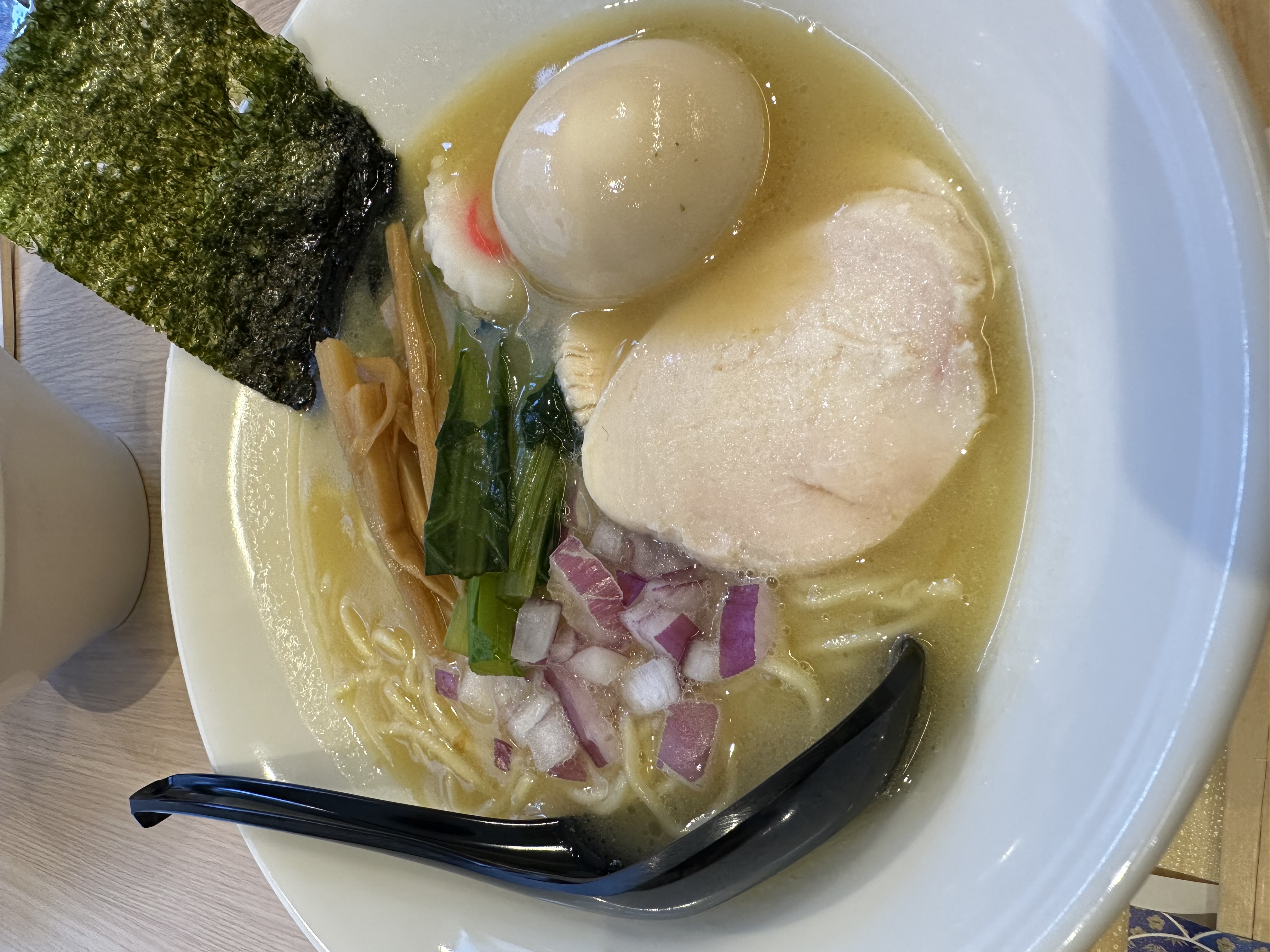 鶏白湯らぁ麺（塩）※味玉入り　※フロントスタッフの一押し！（夜勤明けの一杯が最高♪）