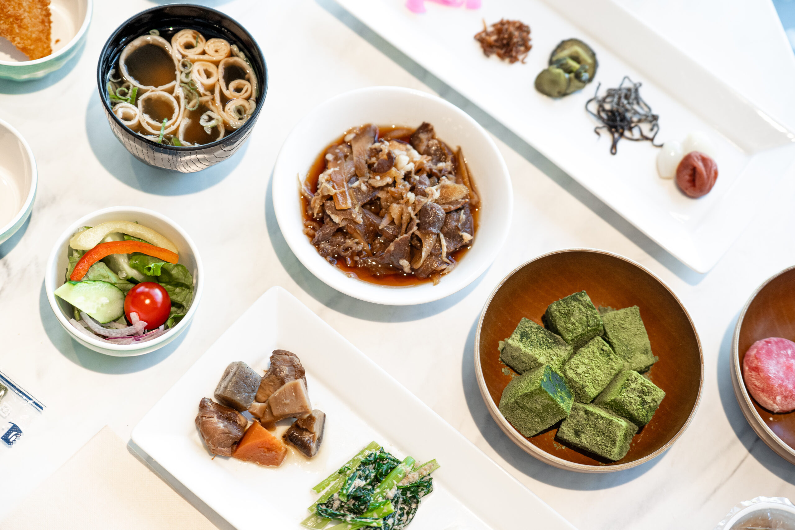 旨味たっぷりの牛しぐれ煮を添えて、<br>贅沢な朝のひとときをお楽しみください。