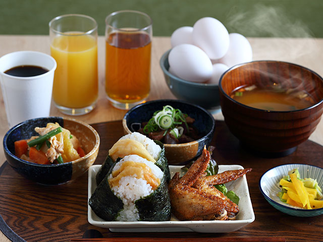 愛知県の食材をふんだんに使った名古屋めしプレート<br>（ごはんと生卵のおかわり可能）