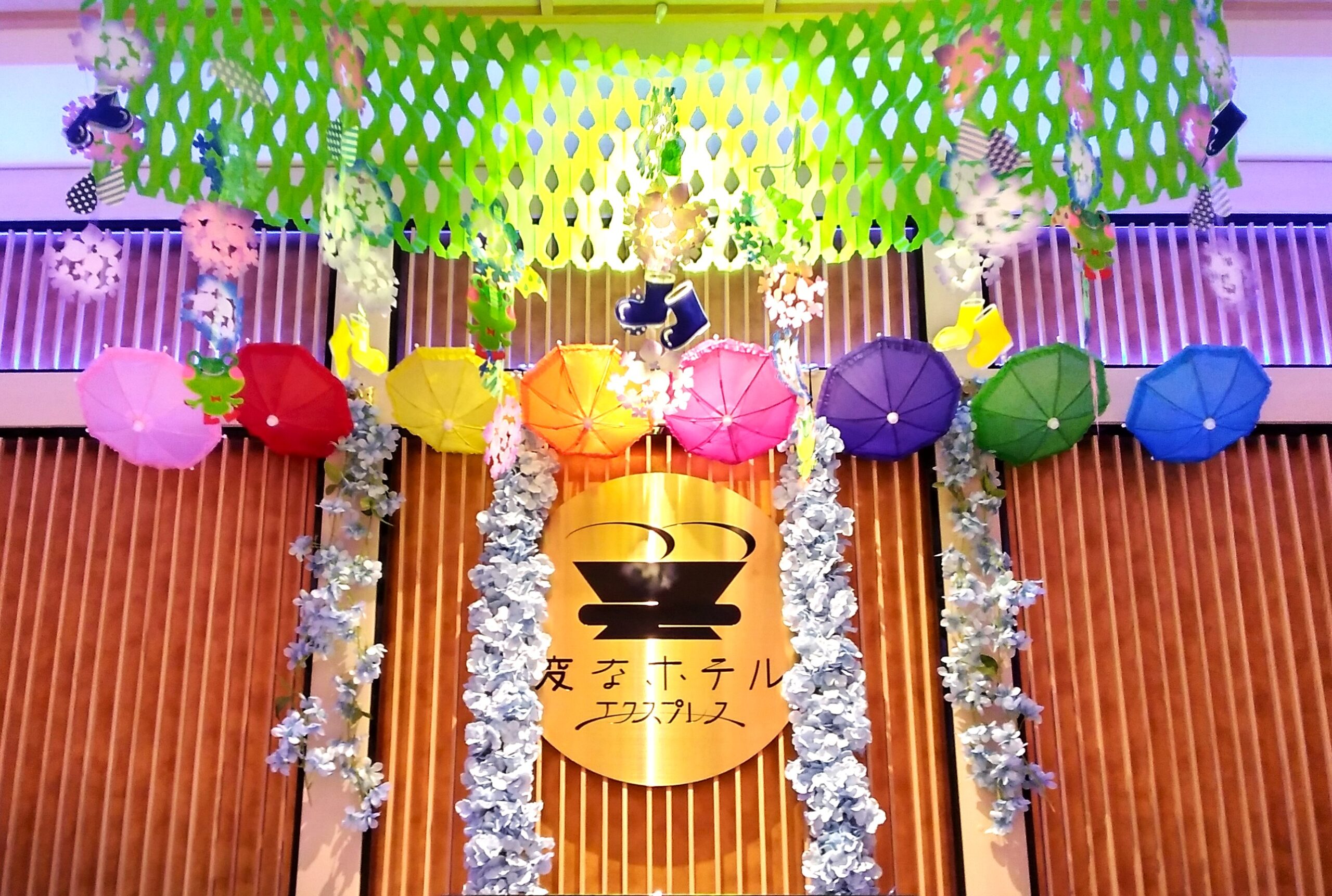 フロントが梅雨の装飾になりました🌂