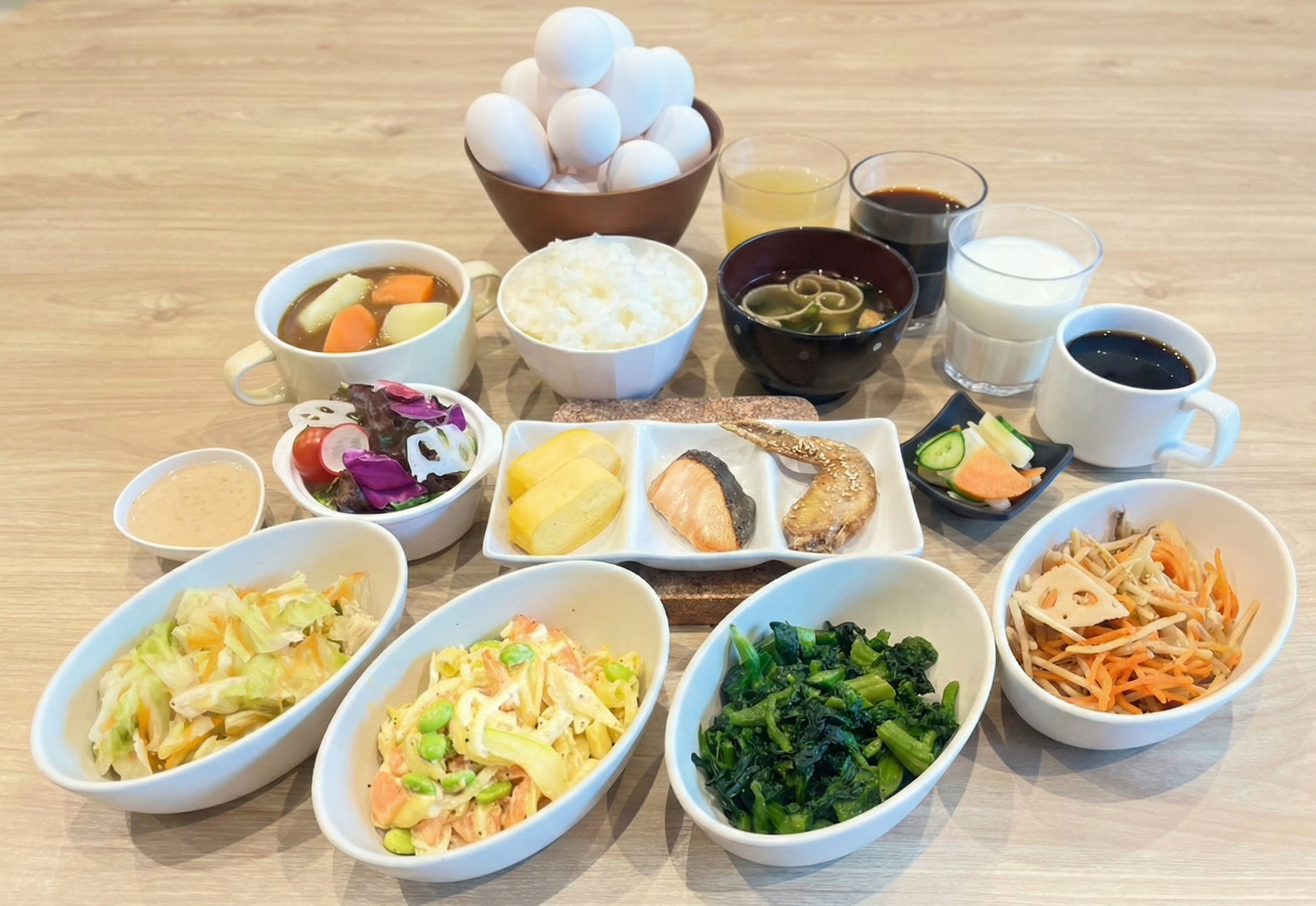 和食： 焼き魚や名古屋名物手羽先など、ご飯がすすむ王道プレート