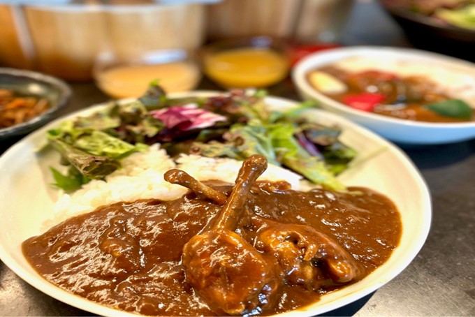 朝から元気チャージ！骨付きチキンが入ったお肉のカレー♪