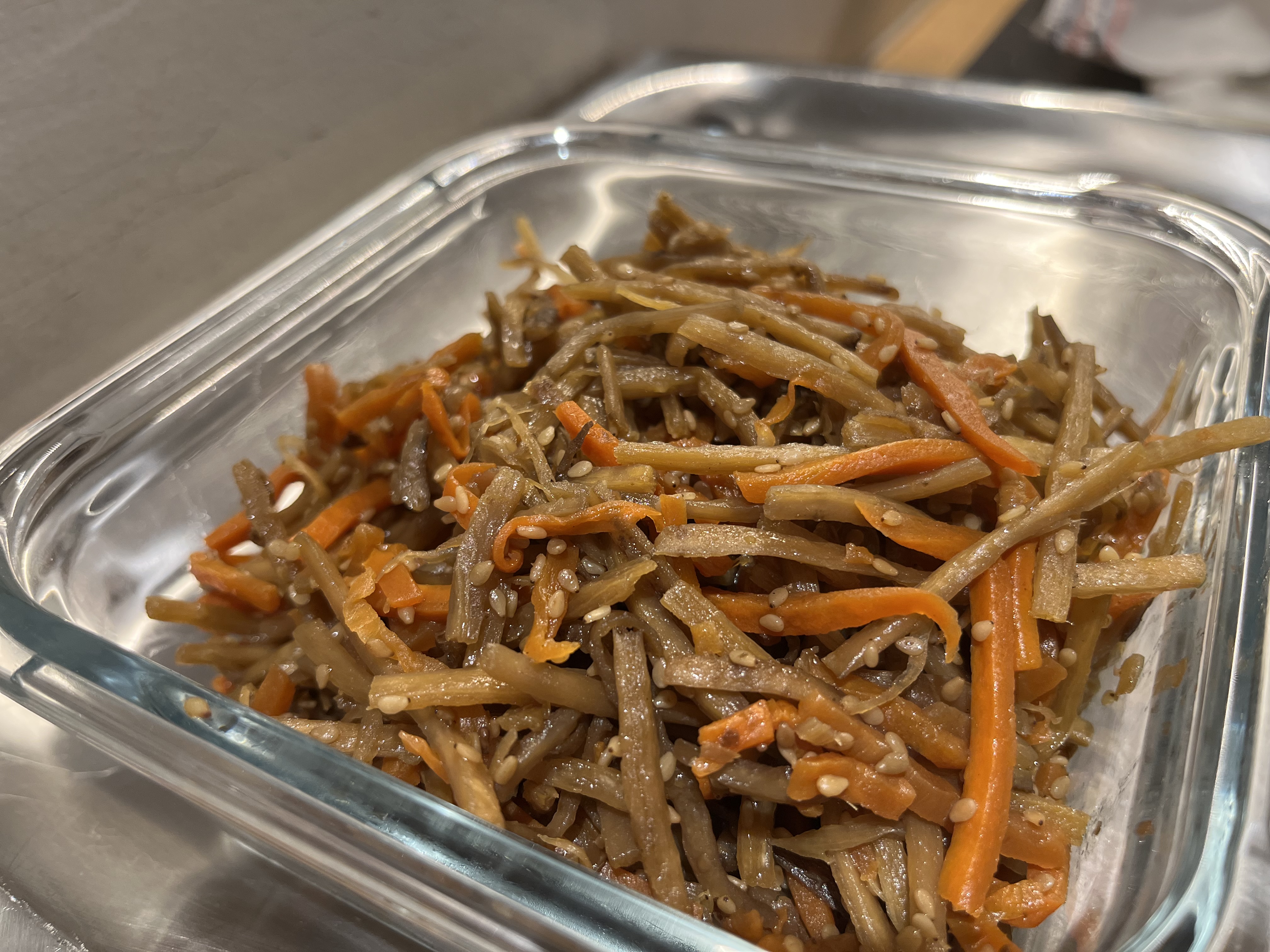 ゴマの風味が広がるきんぴらごぼう