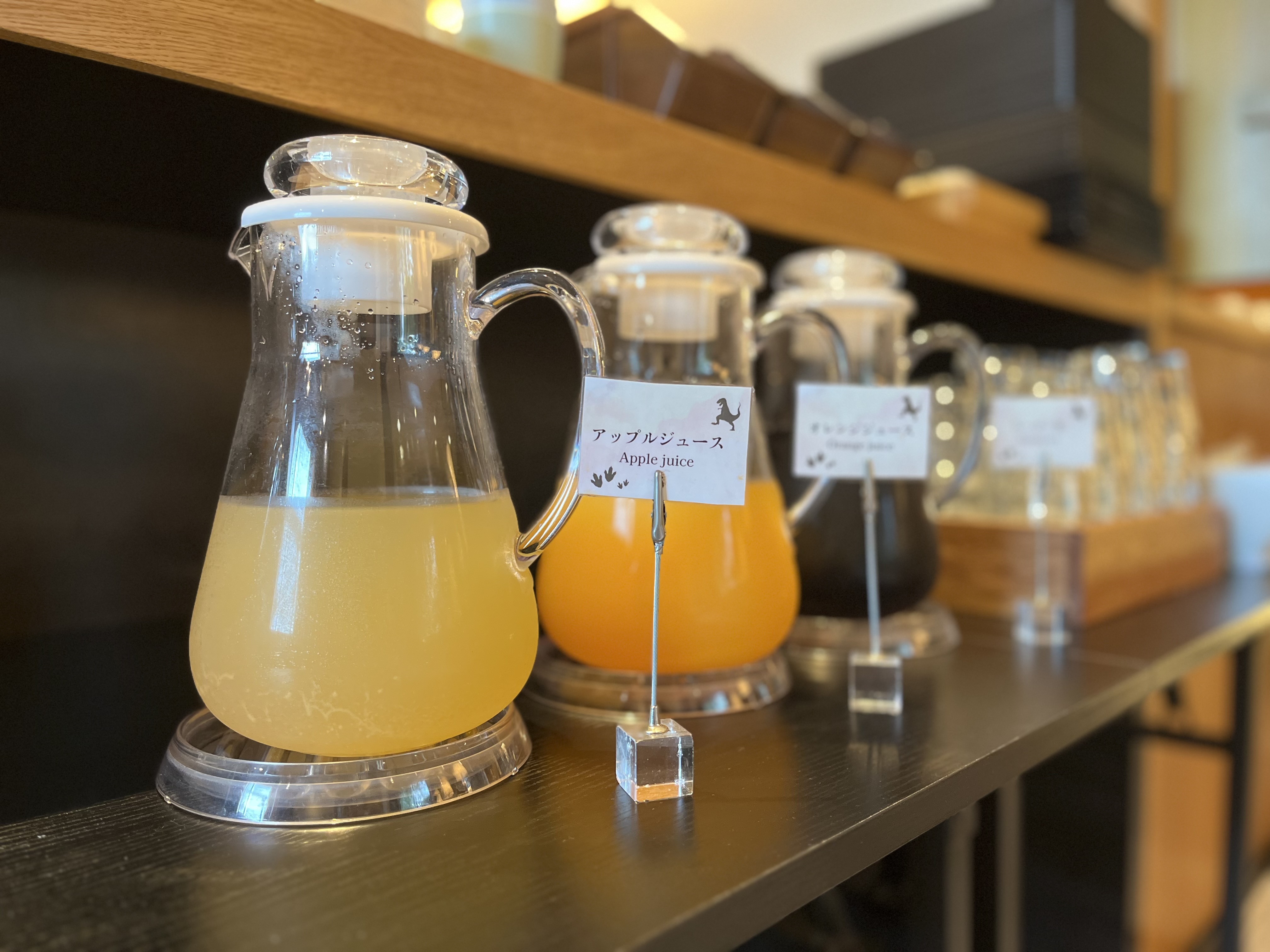 ドリンクバーではアップルジュースやウーロン茶をご用意！