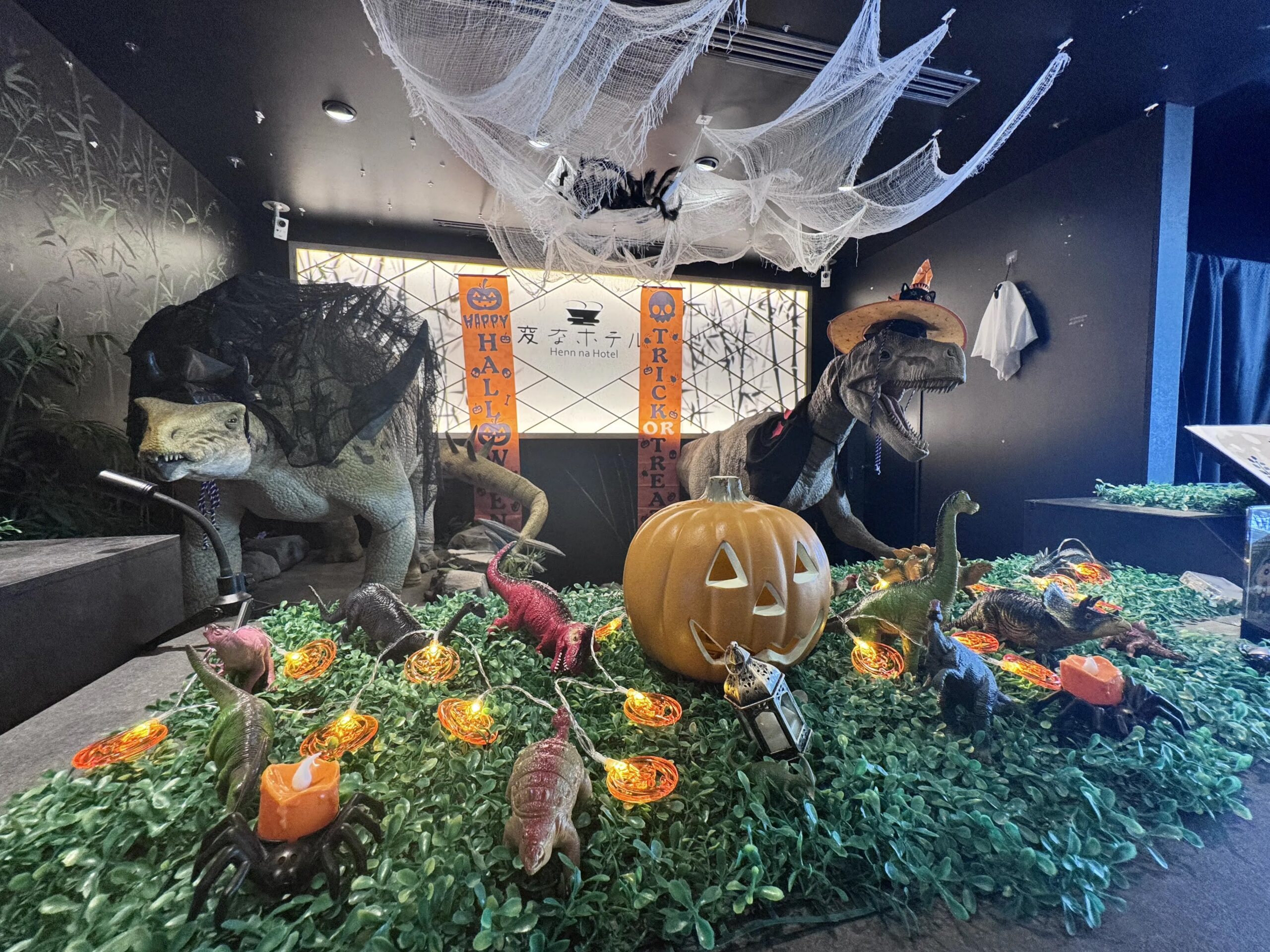 🦖西葛西に恐竜たちが集結！ハロウィン仕様のフロントが登場🎃