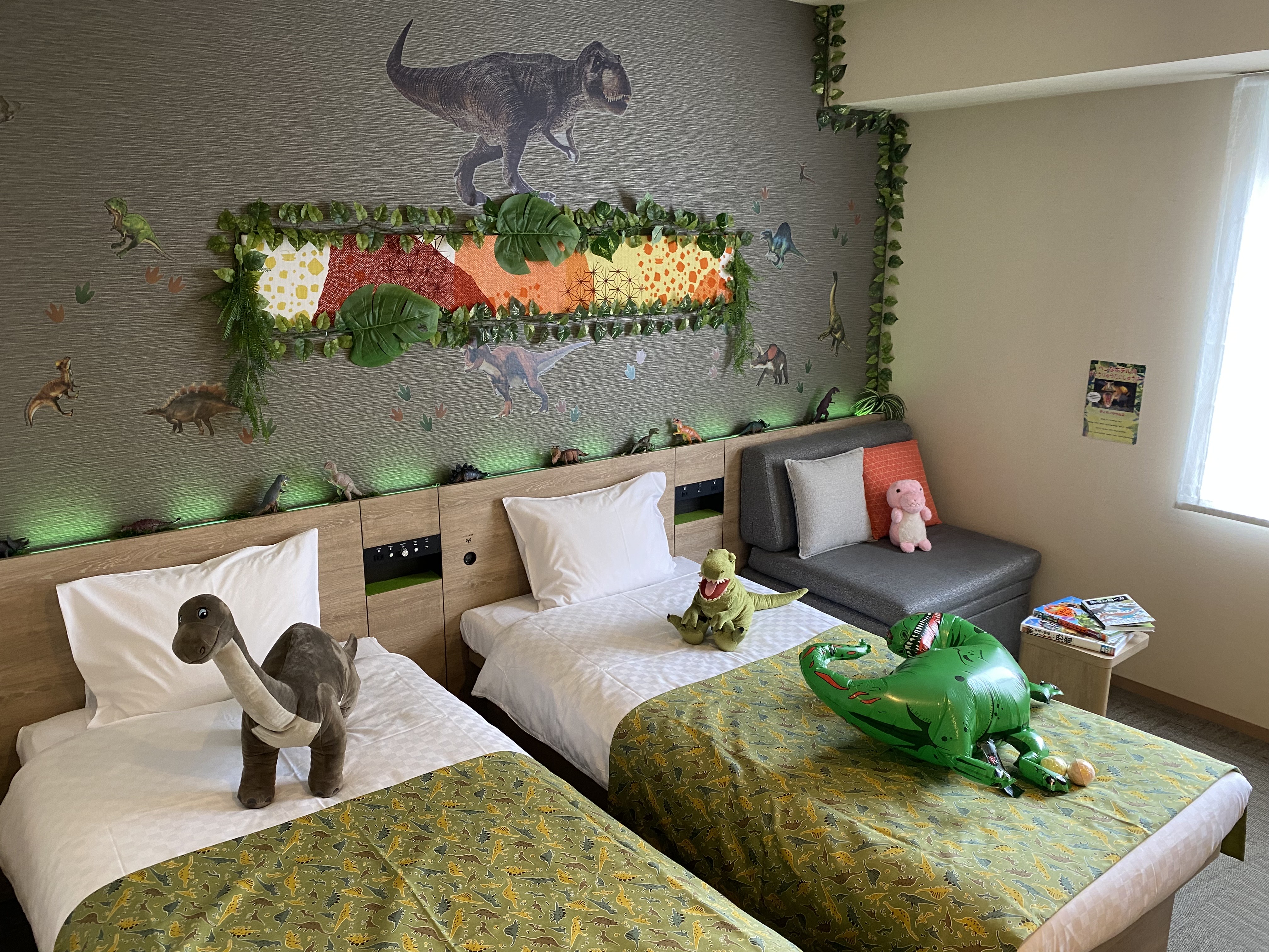 「変なホテル東京 西葛西」恐竜柄で飾った“恐竜ルーム”発売