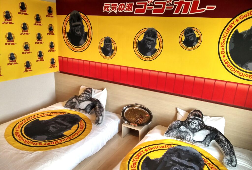 変なホテルxゴーゴーカレー ホテル初コラボ「ゴーゴーカレールーム」発売